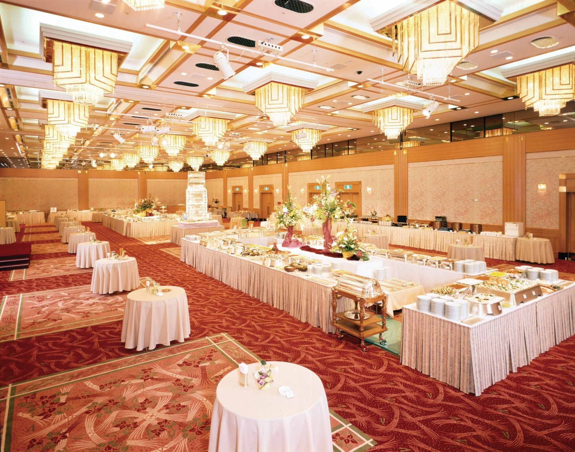 Okura Act City Hotel Hamamatsu Buitenkant foto A wedding reception at the Grand Ballroom